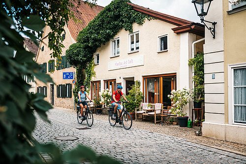 Radler fahren durch Pappenheim