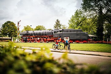 Radler vor der Eisenbahn in Treuchtlingen