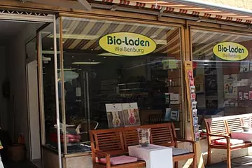 Sitzmöglichkeit im Sommer vor dem Eingang zum Bioladen