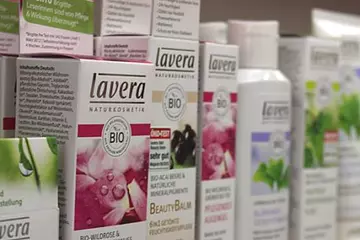 Verkaufsregal mit Pflegeprodukten von Lavera