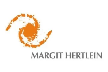 Logo in orange auf weißem Hintergrund mit grauem Schriftzug MARGIT HERTLEIN