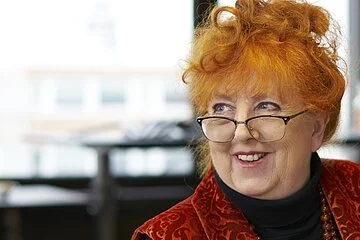 Margit Hertlein im Büro