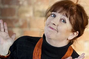 Margit Hertlein hebt die rechte Hand