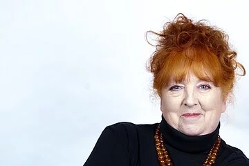 Margit Hertlein stehend am rechten Bildrand