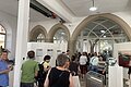 Eine große Anzahl an Besuchern, die sich in der Kunstschranne befindet.