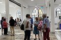Verschiedene Besucher in Ihren Gesprächen vertieft.