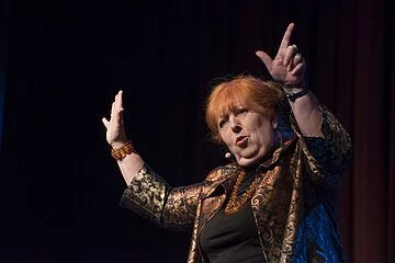 Margit Hertlein hält die Hände nach oben