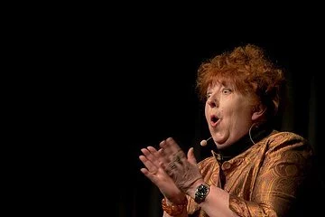 Margit Hertlein applaudiert