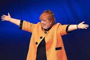 Margit Hertlein streckt die Arme seitlich aus