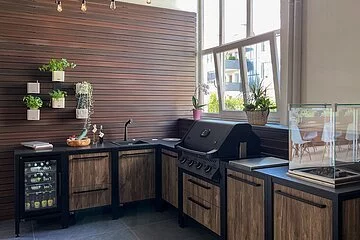 Ausstellung: Außenküche mit Spüle, Getränkekühlschrank und Gasgrill