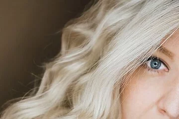 Frau mit langen blonden Haaren und blauen 'Augen