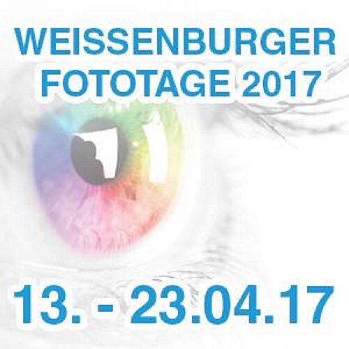 Blaue Schirft "Weißenburger Fototage 2017" auf weißem Hintergund auf dem das Logo des Vereins etwas transparent ist.