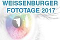 Blaue Schirft "Weißenburger Fototage 2017" auf weißem Hintergund auf dem das Logo des Vereins etwas transparent ist.