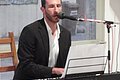 Alleinunterhalter sitzt hinter seinem Klavier und singt.