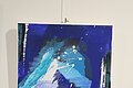 Abstraktes Genälde in verschiedenen blau Tönen mit weißen Akzenten. Mit ein bisschen Fantasie kann man darin eine großen Berg erkennen, der in winterlicher Landschaft steht.