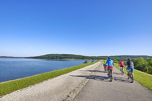 Radfahren am See entlang