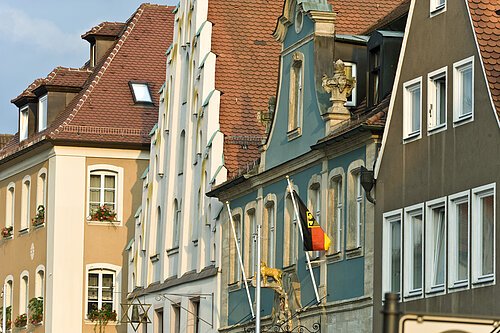 Blick von der Seite auf die Häuserfronten einer historischen Innenstadt.