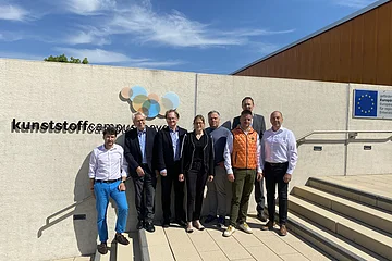 Förderverein kunststoffcampus bayern e.V. – Vorstand (Bild von links nach rechts):
Dr. Simon Amesöder, Dr. Karl-Friedrich Ossberger, Rudolf Dürr, Sabine Unterlandstaettner, Harald Höglmeier, Marco Stenglein, Michael Meyer, Klaus Rößler
(Bildquelle: Landkreis Weißenburg-Gunzenhausen)