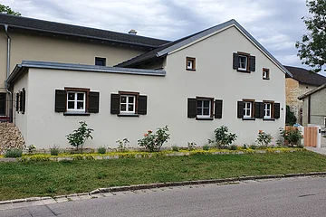 Das Jurahaus mit braunen Fensterläden wurde aufwendig renoviert.