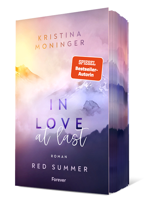 Cover von „In Love at Last“ von Kristina Moninger: Das Cover zeigt sanfte, verschwommene Farben in Violett- und Orangetönen, mit stilisierten Bergsilhouetten im Hintergrund, die eine romantische Stimmung erzeugen.