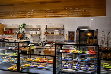 Man sieht die Theke des Cafes El Retiro mit verschiedenen Lebensmitteln: gefüllte Croissants, Kuchen, Focaccias