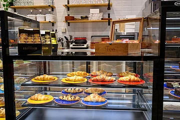 Theke Cafe El Retiro mit verschiedenen Kaffeesorten, Croissants und gefüllten Croissants