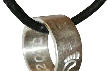 Silberring an einer Lederkette